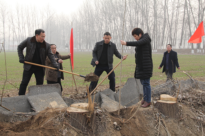 博農(nóng)集團(tuán)領(lǐng)導(dǎo)、基層黨政負(fù)責(zé)人等同志積極參加植樹活動(dòng)